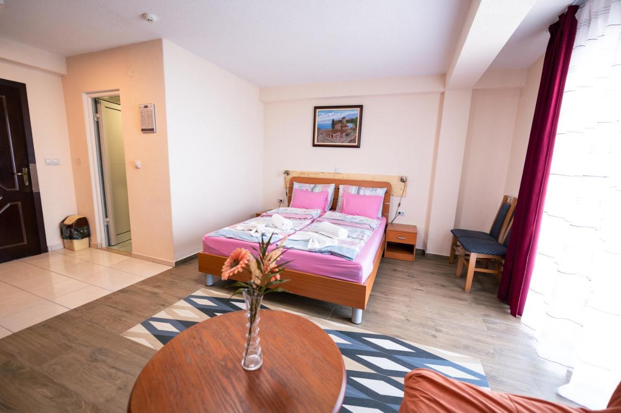 Hotel Holiday-M Ohrid Exterior photo